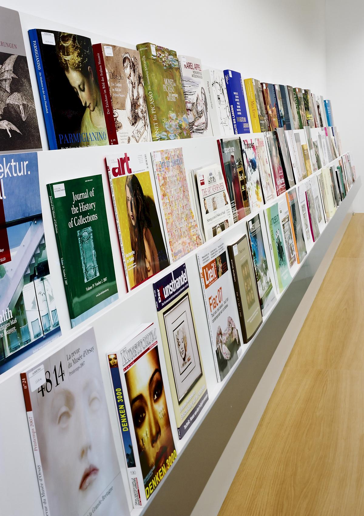 Kataloge und Zeitschriften in der ALBERTINA Bibliothek | Foto © Rupert Steiner