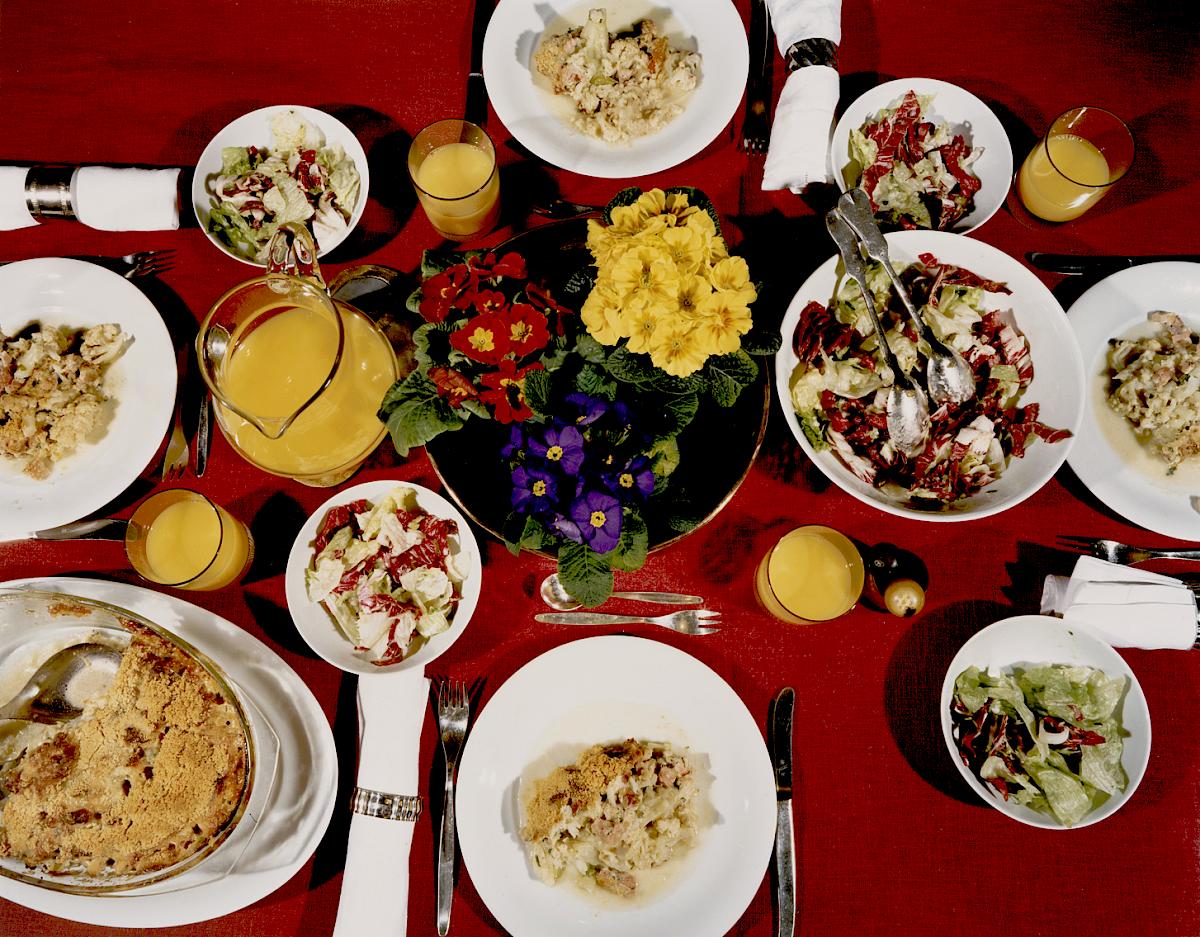 Robert Hammerstiel: Frau P. und Kinder (aus der Serie <em>Mittagsporträts – Der Stand der Dinge</em>), 1989