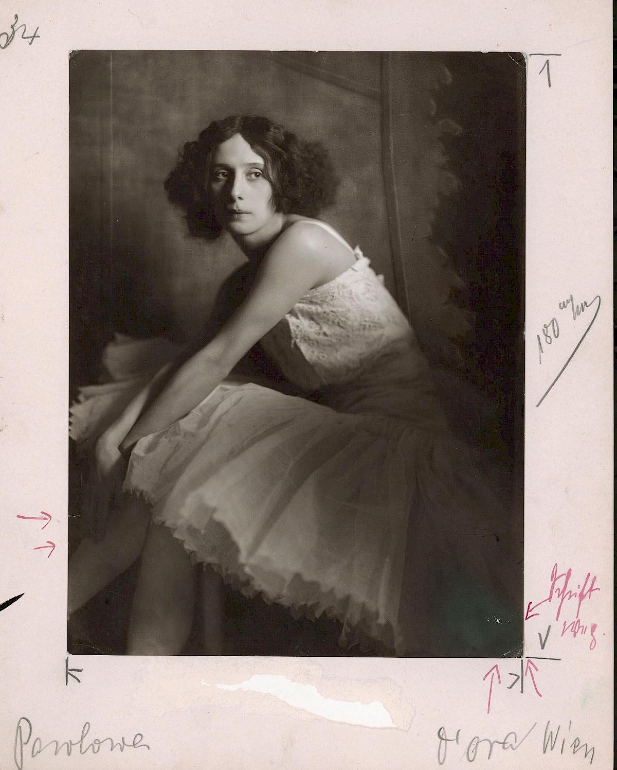 Dora Kallmus and Arthur Benda: Dancer Anna Pawlowa, 1913