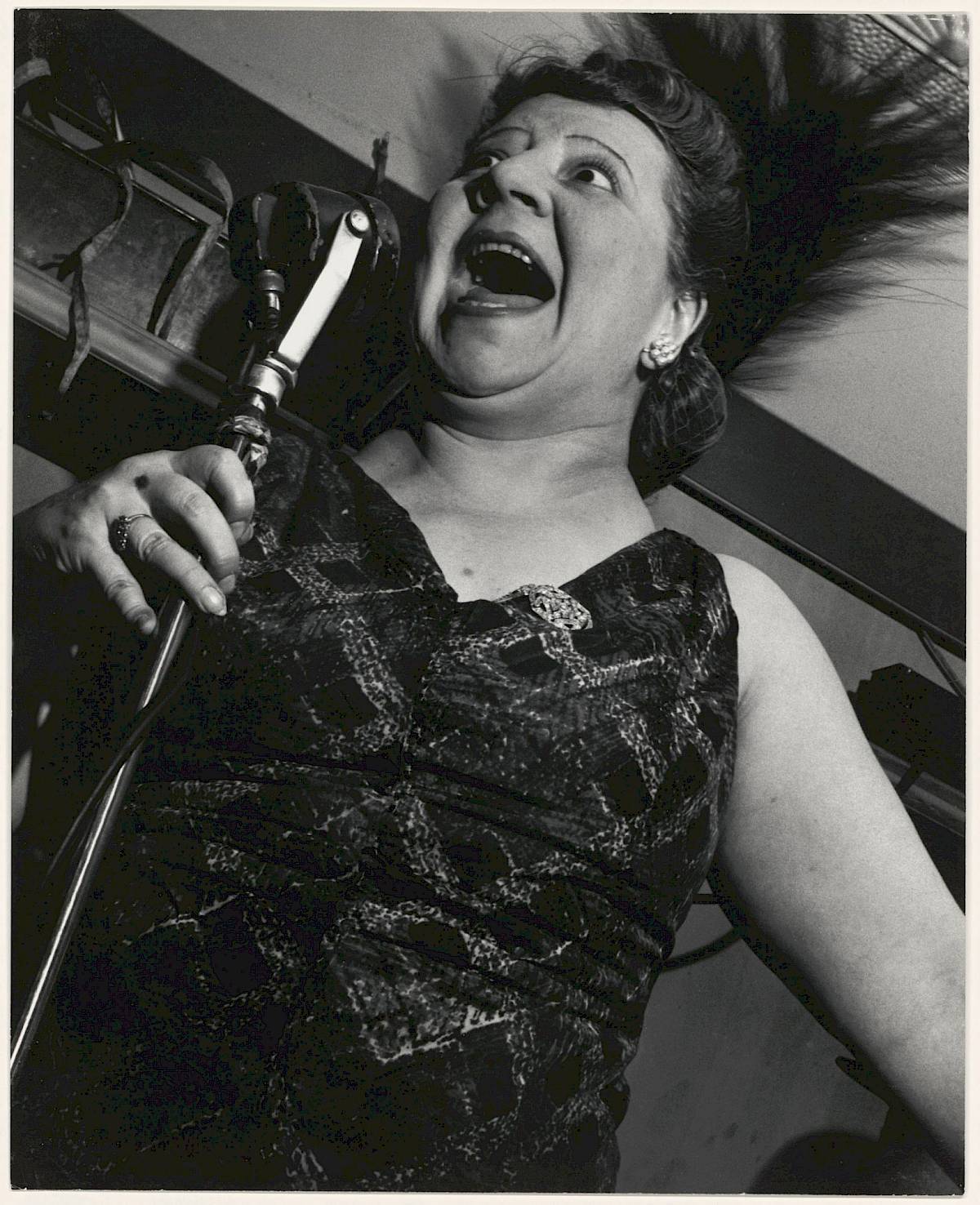 Lisette Model | Sängerin im Café Metropole, ca. 1946 | Albertina, Wien © Estate of Lisette Model