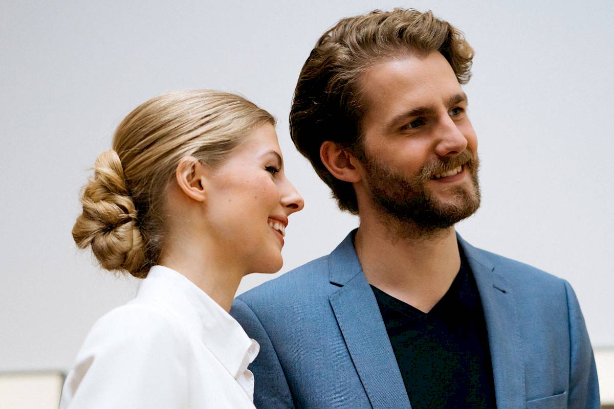 Zwei Personen stehen lächelnd in der Ausstellung | Foto © Marko Mestrovic