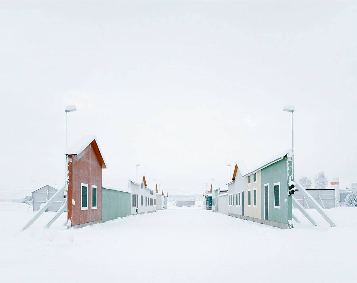 Gregor Sailer | Carson City VI / Vårgårda, Schweden (aus der Serie "The Potemkin Village"), 2016 | C-Print, kaschiert auf AluDibond im Holzschattenfugenrahmen | Fotopapier: 95 × 120 cm (37 3/8 × 47 1/4 in.) | Rahmenaußenmaß: 96,6 × 121,7 × 4,3 cm | Albertina, Wien. Erwerbung aus Mitteln der Galerienförderung des BMUKK 2018 © Bildrecht, Wien, 2019