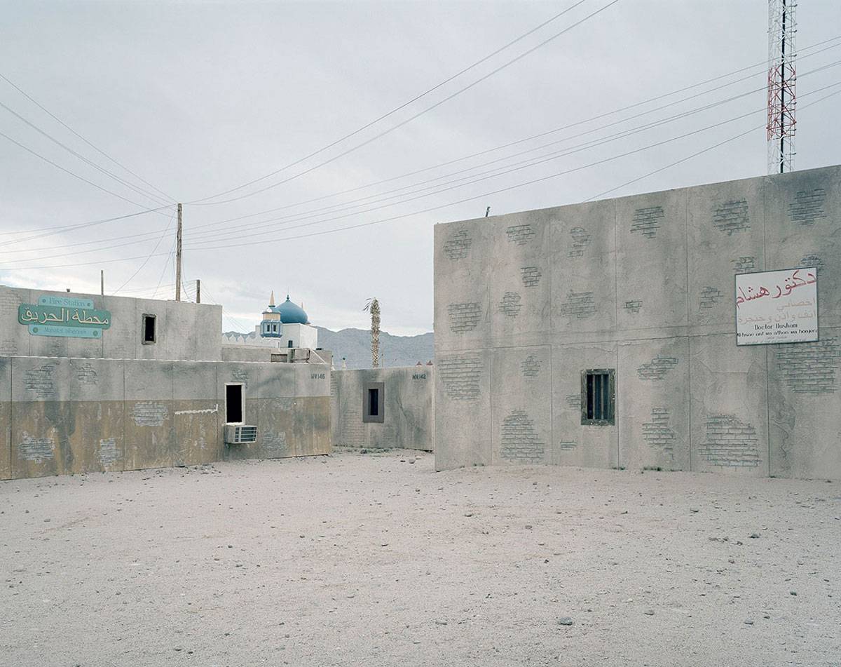 Gregor Sailer | Junction City V, Fort Irwin, US Army, Mojave Desert, California, USA | (aus der Serie "The Potemkin Village"), 2016 | C-Print, kaschiert auf AluDibond im Holzschattenfugenrahmen | Fotopapier: 95 × 120 cm (37 3/8 × 47 1/4 in.) | Rahmenaußenmaß: 96,6 × 121,7 × 4,3 cm | Albertina, Wien. Erwerbung aus Mitteln der Galerienförderung des BMUKK 2018 © Bildrecht, Wien, 2019